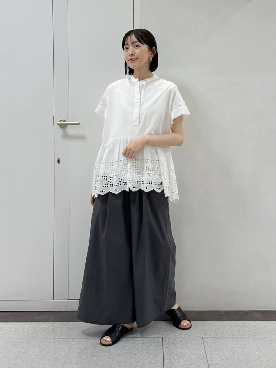 【　インドシフリーチュニックブラウス　】
普段サイズ：M　/　着用サイズ：M
繊細なシフリー刺繍が目を惹く、大人可愛いチュニックブラウスです。軽やかなインドコットン素材とふんわり広がるペプラムシルエットが、涼しげで女性らしい印象にしてくれます。深めのフレンチスリーブやチュニックの着丈は、気になる腕まわりやヒップラインを自然にカバーしながら、一枚で着映えする雰囲気のあるアイテムです。

【　コットンポリウェザーストレッチガウチョパンツ　】
普段サイズ：M　/　着用サイズ：M
軽やかなはき心地と上品なシルエットを兼ね備えたガウチョパンツです。
ウエストゴム仕様でストレスフリーに着用できます。程よいハリ感はシルエットをキープしてくれ、きちんと感のある印象に仕上げてくれます。撥水機能を備えた機能素材で、これからの季節に活躍してくれるパンツです。