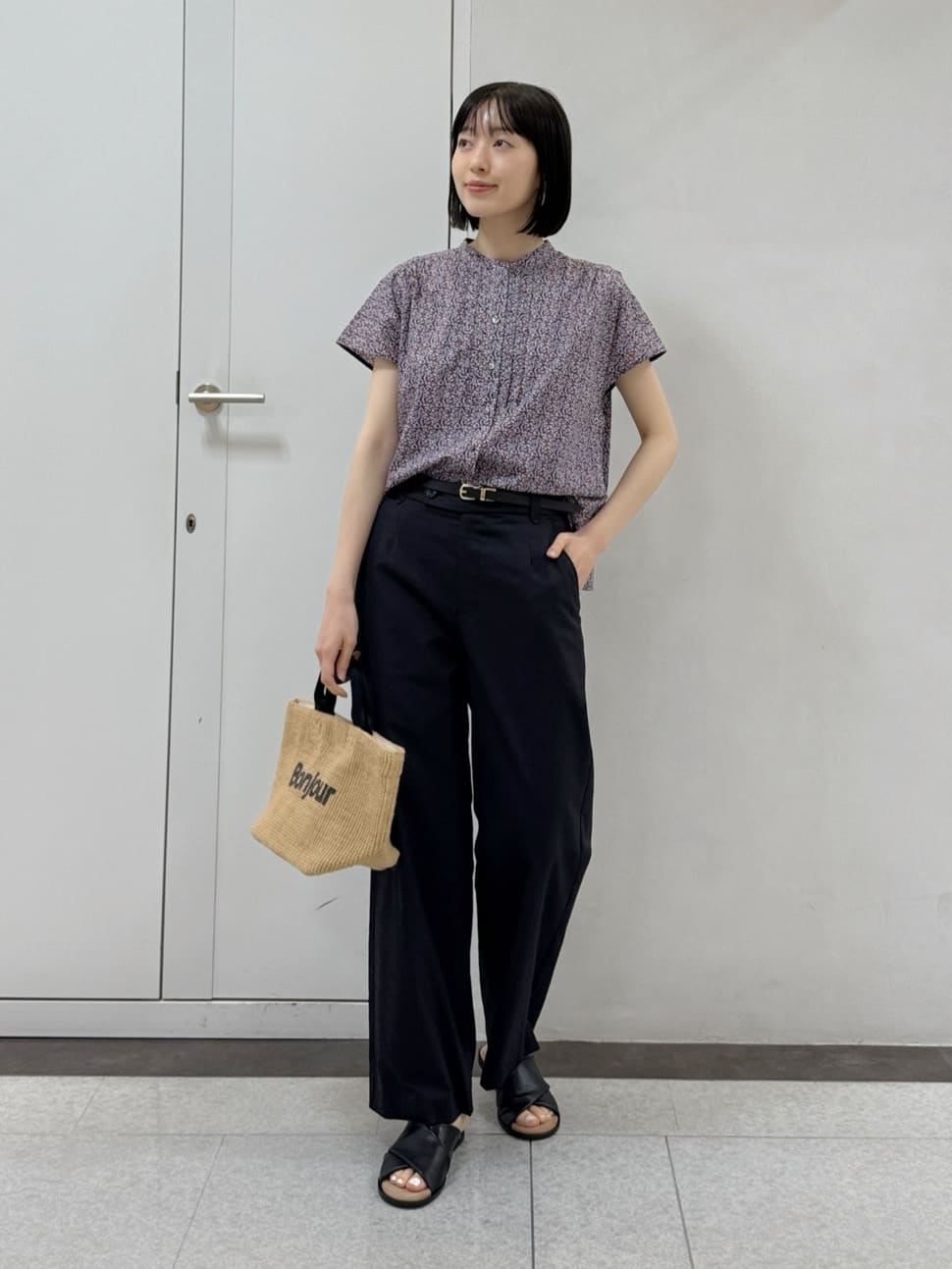 【　リバティフラワープリントフレンチブラウス　】
普段サイズ：M　/　着用サイズ：M
繊細なリバティプリントが目を惹く、華やかなバンドカラーブラウスです。なめらかで軽やかなタナローン素材は肌触りが良く、さらりと快適な着心地です。前立てのピコミシンや袖口のさりげない配色使いなど、細部までこだわったデザインが上品なアクセントになっています。着てみると見た目以上に軽く、程よいゆとりでストレスなく着用できました。一枚で着映えし、パンツにもスカートにも合わせやすい万能なブラウスです。

【　クールマックスストレートパンツ　】
普段サイズ：M　/　着用サイズ：M
毎シーズン人気のクールマックスシリーズです。ストレートバージョンは、すっきりとしたシルエットと快適なはき心地が魅力です。
綿麻のナチュラルな風合いに、清涼感と速乾性を兼ね備えた素材を使用し、暑い季節も快適に着用いただけます。ウエストはアジャストゴムでサイズ調整が可能なため、フィット感のあるはき心地です。シンプルなデザインでトップスを選ばず、幅広く活躍する夏におすすめの一本です。