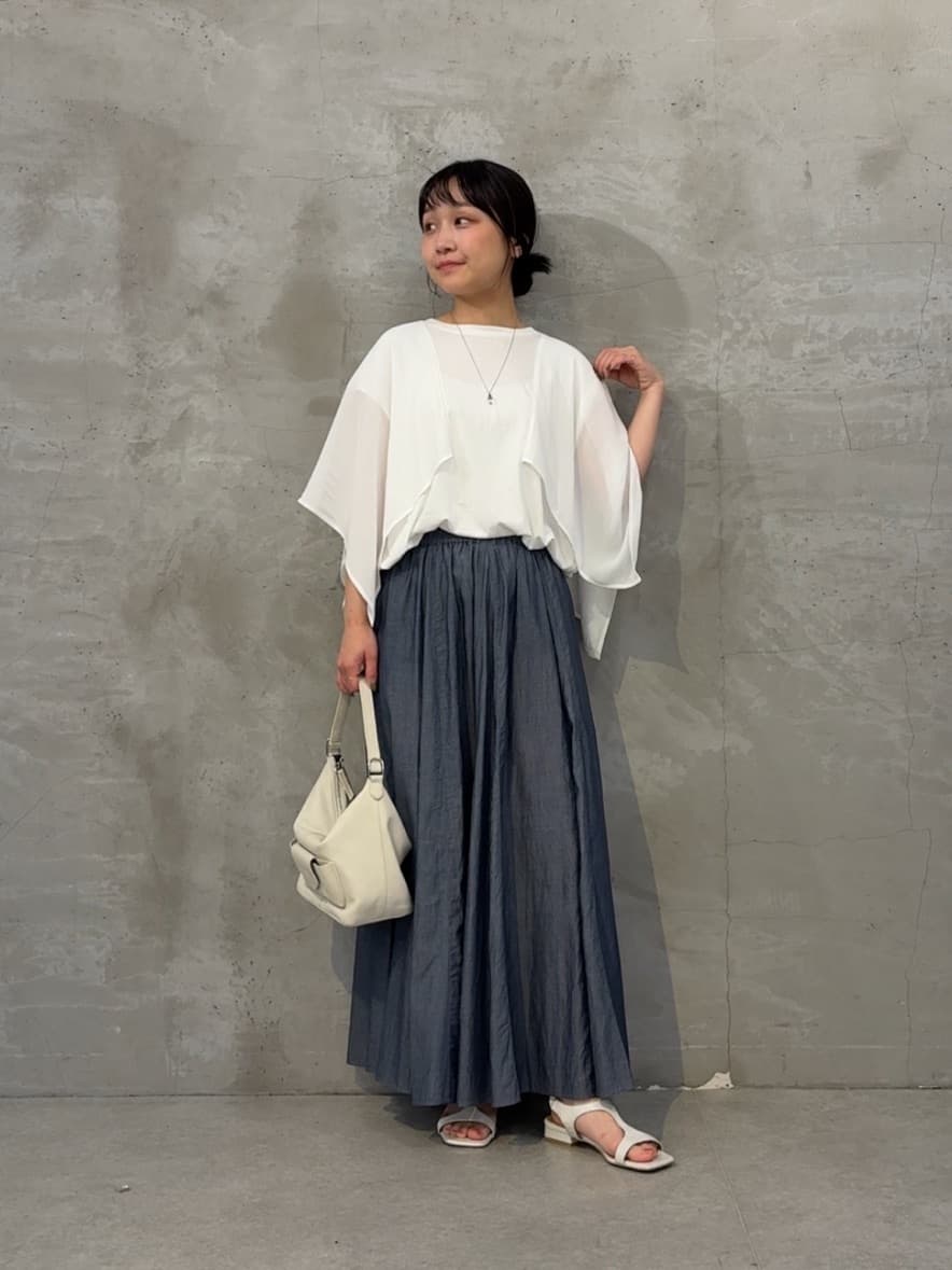 149cm ウェーブ イエベ春

【トップス】
肩にハンカチーフをあしらったようなデザインが目を惹くカットソー。
動くたびに軽やかになびくので涼しげな印象です。
シンプルなボトムと合わせるだけで様になります。
前は腰骨が隠れる着丈、後ろは太ももにかかるくらいの着丈です。

【スカート】着用サイズ:0
細かなギャザーを寄せたフレアシルエットのデニムスカート。
洗いざらしたような表情のシワ感があり、日常使いしやすいアイテムです。
シャリ感のある薄手のコットン素材なので、涼しく快適です。
149cmでくるぶしくらいの着丈。