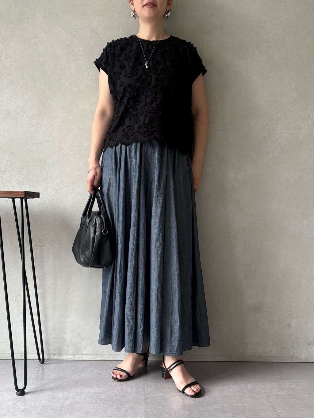 162cm ウェーブ ブルベ冬

【tops】
お花のモチーフの刺繍が女性らムードを盛り上げてくれるブラウス。
透け感とお花部分にあきがあるのでインナーは同色のものがおすすめです。

【skirt】1サイズ着用
軽い素材のギャザースカートで、暑さの残る時期にも快適にお召いただけます。
ウエストも総ゴムなのでストレスフリーな着心地です。

【bag】
普段持ちにちょうどよいサイズのボストンバック。
傷のつきにくいレザーの質感で、気兼ねなくお使いいただけます。

【necklace】
チェーンが華奢なデザインにボトルモチーフがトップについているネックレス。
ボトルデザインも小ぶりなのでさりげない個性をプラスできます。

【pierced】
ボリューム感のあるシルバーピアス。
光沢のある素材を使用しているので、コーディネートのアクセントになります。