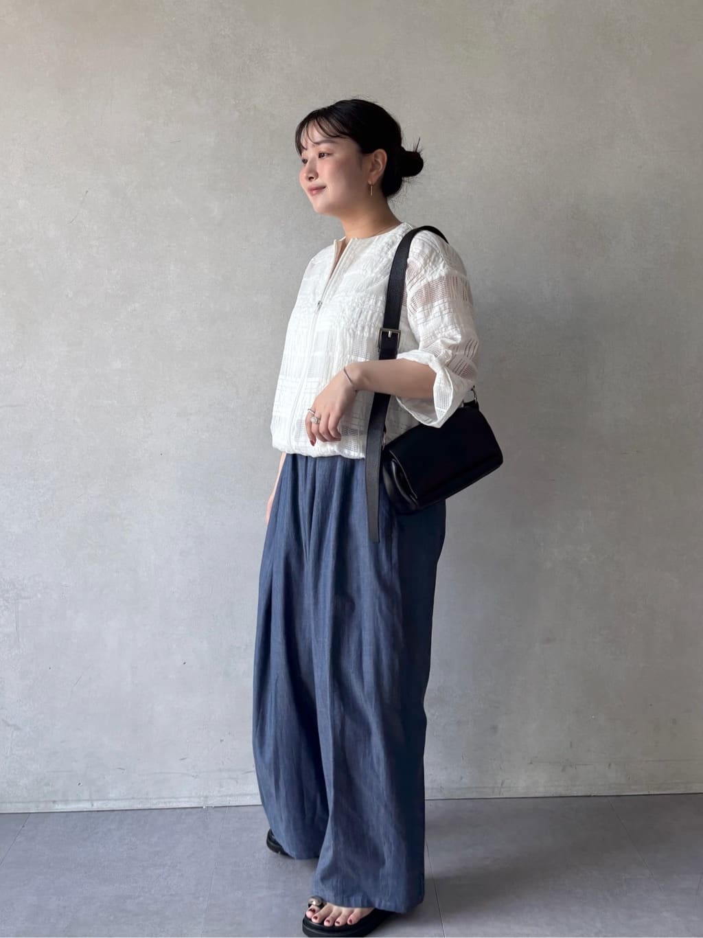 156cm ストレート イエベ春

□シアーチェックジップブルゾン
程よい透け感が可愛いシアーブルゾン✨
軽い着心地でさらっと羽織れるので、季節の変わり目や冷房対策にもおすすめです◎
ゆったりシルエットですが、裾に丸みがあるのでバランス取りやすくすっきり見えするのもポイント☺️ブラックでも重たく見えにくく、
夏まで長く使いやすい1枚です🌿

□ ライトデニムバレルパンツ
軽やかなデニム素材で、暑い季節にも取り入れやすい一本◎丸みのあるバレルシルエットですが、程よい落ち感があるので広がりすぎずスッキリ見えが叶います✨
腰回りや太もものラインを自然にカバーしてくれるので、体型を拾いにくいのも嬉しいポイント◎
シンプルなトップスと合わせるだけでコーデが決まり、カジュアルにもキレイめにも着回ししやすいアイテムです！
156cmで1サイズ着用しています。
フルレングスで履ける丈感で、
ルーズすぎず大人っぽく着ていただけます☺️💙