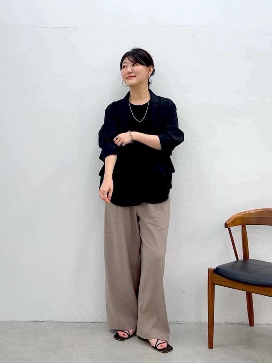 162cm ナチュラル イエベ春
【アウター】
カジュアルさのある、ポケット仕様や背中タック仕様で
さっと着るだけでこなれ感が出る羽織です。
シアー感があるので見た目も重苦しくなく、
夏〜秋など、季節の変わり目や、
空調対策に持っておくと安心◎


【インナー】サイズ1着用
162cm骨格ナチュラルの私は1サイズがちょうどよかったです。
頼れるトップスNo.1のTブラウスに『ノースリーブ』が登場！
伸縮性と、程良い厚みで着心地良く、
幅広めの肩幅だから、インナー紐も見えなくてコーデが組みやすいです！
裾がラウンドしてるので、出しっぱなしでも
サマになります。



【ボトム】サイズ2着用
しなやかな柔らかさのあるパンツ。
リネンベースでもごわつきは全然感じなかったです！
ウエストリブの優しいフィット感で窮屈感なく
楽ちんに過ごしていただけます！
太過ぎず細過ぎずで美脚見えするシルエット！