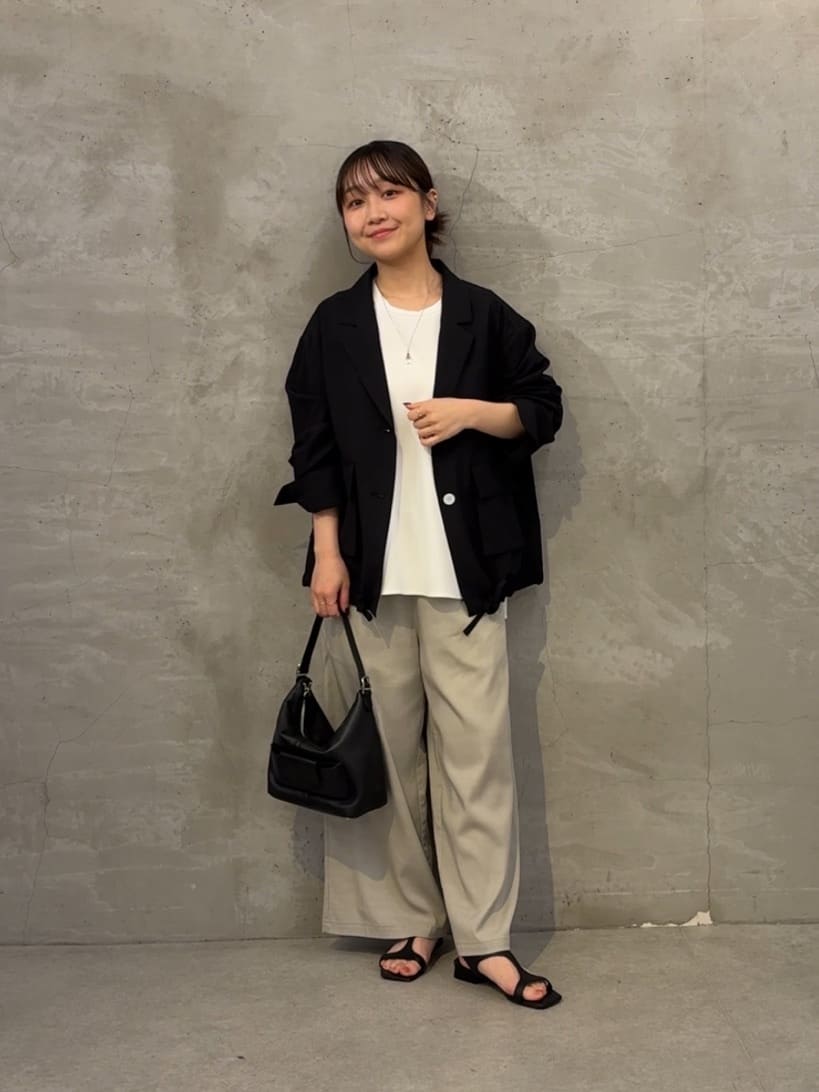 149cm ウェーブ イエベ春
【インナー】着用サイズ:00
Tブラウスと同素材のノースリーブタイプ。春夏に着る羽織のインナーや、レイヤードアイテムとしても重宝できます。ほどよく肉厚なブラウス素材で透け感も気にならないので、一枚でも着やすいです。

【パンツ】着用サイズ:00
ビアズリーの名品、マルチウエストリブパンツより、00サイズが登場！
0サイズよりもウエスト、ヒップ、裾幅がやや小さくなりました。
0サイズだとウエストが緩く腰履きになっていたのですが、ウエスト位置で着用することができ、窮屈感はなく、落ちてくる心配もないです。
またヒップや裾幅もやや狭めることでよりスッキリとした印象で着用できます。
0サイズはウエストが緩い方（かなり伸びるので00もラクにお召しいただけます）や、
もう少しスッキリと着たい方におすすめのサイズです。
さらに149cmよりも低身長の方も、ウエストが小さくなったことでハイウエストではいても留まってくれるのでおすすめです。

【ジャケット】
ほのかなシアー感と、シャリ感のある涼しげなシャツジャケット。
テーラードデザインが程よくきちんと感をプラスし、大人のカジュアルスタイルを上品に仕上げてくれます。
裾は共布のリボンを絞ることでメリハリが出ます。袖丈はフリーサイズなのでやや長いので、まくって着るのがおすすめです。