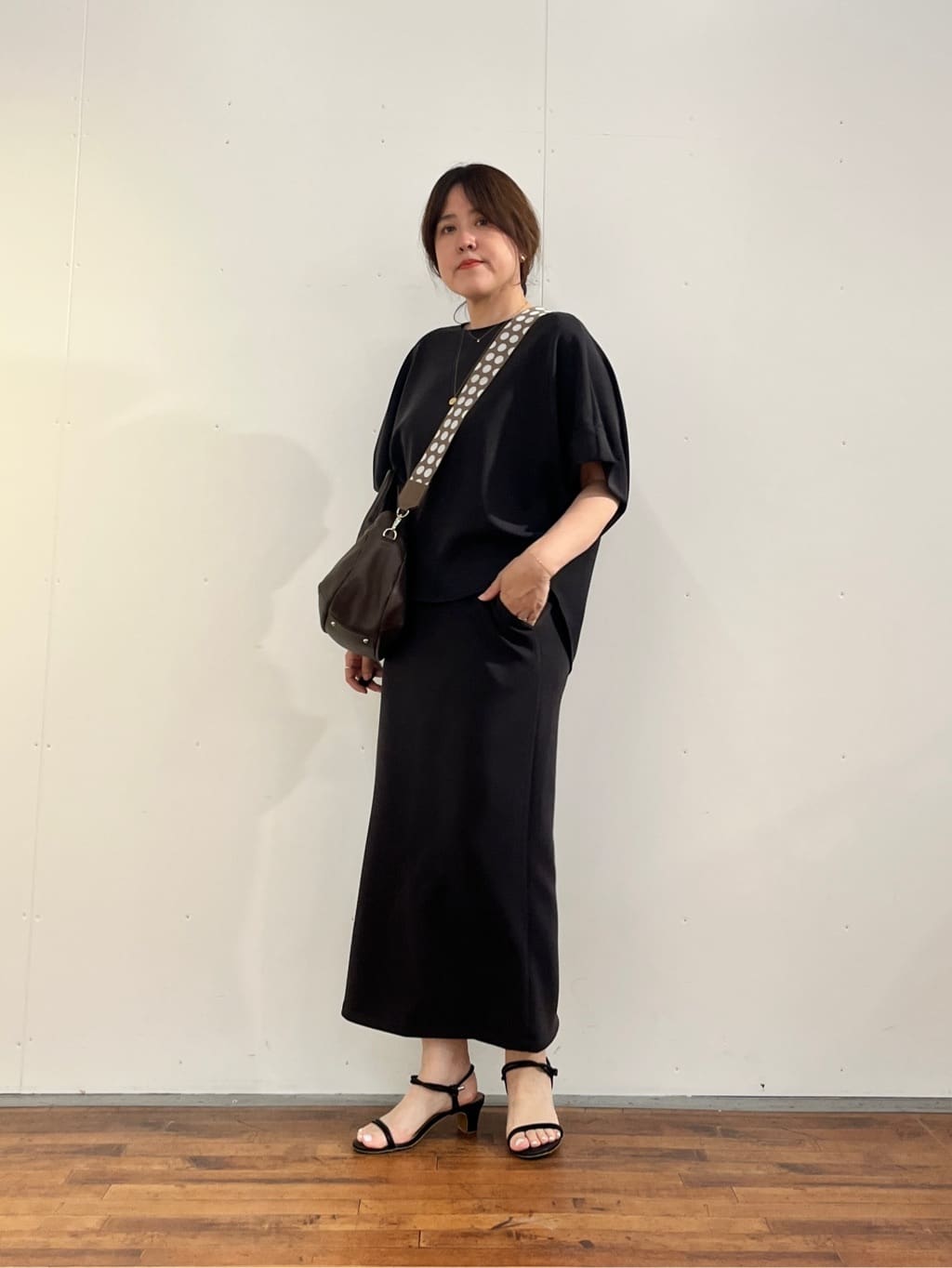 160cm ストレート イエベ春
フィブリルカットフレンチプルオーバー（ダークグレー）

やわらかな落ち感と上品な素材感が魅力のフレンチプルオーバー。

ダークグレーは重たくなりすぎず、ブラックよりやさしい印象で着られるカラーでした。

実際に着てみると、ぷにぷにとした弾力のある素材でとても着心地がラク。

フレンチスリーブですが、肘にかかるくらいまで袖があるので思ったより安心感がありました。

気になる二の腕まわりも自然にカバーしやすく、暑い時期も涼しく着られそうな印象です。

--------------

フィブリルカットスカート（ダークグレー）

同素材のフィブリルカットスカート。

生地が薄すぎないので体のラインを拾いにくく、シルエットをきれいに見せてくれるのが魅力です。

実際に履いてみるとストレッチがかなり効いていて、とにかくラクな穿き心地。

同素材で合わせることでセットアップのようなまとまりが出て、コーデを考えなくても決まりやすい感じも良かったです。

--------------

近日予約開始予定
ラウンドミニボストンバッグ（ブラウン）

丸みのあるフォルムが特徴のミニボストンバッグ。

ブラウンを合わせることで、ダークグレーのワントーンコーデにやわらかさをプラス。

ブラックほどかっちりしすぎず、優しい印象でまとまりました。

--------------

ショルダーベルト（ドット／トープ）

ドット柄がアクセントになるショルダーベルト。

トープカラーなので主張しすぎず、コーディネートになじみながら程よいポイントになってくれました。

シンプルなセットアップに少し遊び心を足したい時にも取り入れやすいアイテムです。

--------------

ダークグレーでまとめた、軽さのあるセットアップコーディネート。

実際に着てみると、

・ぷにぷにとした弾力のある素材で着心地がラク
・ストレッチが効いていて動きやすい
・肘にかかるくらいの袖丈で安心感がある
・体のラインを拾いにくくすっきり見えやすい
・ブラウンとドットでやわらかいアクセントをプラス

と、きちんと見えしながらもリラックスして着られる組み合わせでした。

セットアップで持っていると、旅行の時にも便利そうだなと思いました。

コーデを考えなくても決まりやすく、移動中もラクに過ごせそうです。

“ラクな服が好きだけど、部屋着っぽくは見せたくない”

そんな時にも取り入れやすいコーディネートです。
