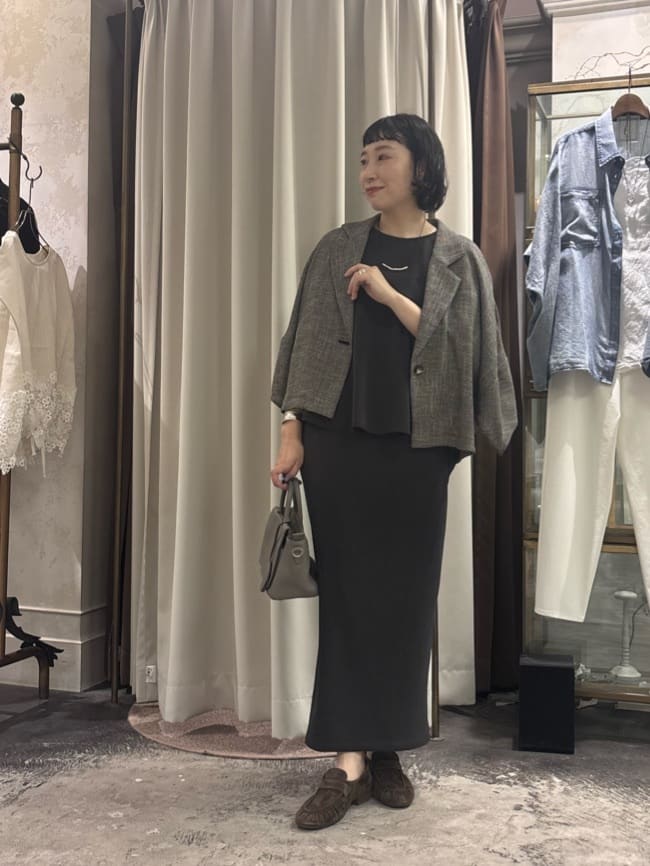 157cm ウェーブ ブルベ冬
【ジャケット】
可愛いだけじゃない、
頼れるツイードジャケット🤍

ツイードってきちんと見えするけど、
重たい・動きにくいイメージありませんか？

このハーフスリーブツイードジャケットは、
ツイードなのにシアー感があるので、
風通しよく、快適に過ごせます。
伸縮性があって着心地やわらか。
さらにシワになりにくいので、
学校行事やお仕事はもちろん、
旅行にも気軽に持っていけます◎

短めの丈感だから、
羽織るだけでバランスが整うのも嬉しいポイント。

「きちんとしたい日」も
「普段のおしゃれを少しアップデートしたい日」もつい手が伸びる一枚です✨

夏の日差しよけはもちろん、
残暑厳しい9.10月頃にもオススメ♪

着るだけで整う。
そんな羽織りが、結局出番多くなりますよね。


【インナー】

Tシャツほどラフじゃない。
ブラウスほど気張らない。

そんなちょうどいい存在のトップス。

光沢を抑えたまるでベロアのような上品な質感で、
シンプルなのにどこか雰囲気があります。

伸縮性があり、落ち感のある素材なので、
身体のラインを拾いにくく着心地もラク。

✔︎ 1枚で着てもサマになる
✔︎ ジャケットのインナーにも使いやすい
✔︎ 夏から秋まで長く活躍
✔︎ カジュアルにもきれいめにも◎

気負わず着られるのに、
きちんと素敵に見せてくれる。

大人の毎日に頼れるトップスです🤍

セットアップで着ると、
きちんとシーンにも活躍します。

【スカート】

ラクなのに、
ちゃんと素敵に見える。

そんな大人が求めるバランスを叶えてくれるスカート。

光沢感を抑えたベロアのような質感が、
コーデにさりげない奥行きをプラスしてくれます。

タイトに見えますが、
伸縮性があり、落ち感のある素材なのでシルエットもきれい。

✔︎ ウエストがゴムなのでラク
✔︎ シワを気にしにくい
✔︎ 体のラインを拾いにくい
✔︎ 夏から秋まで着回せる

ジャケット合わせで少しきれいめにも。
セットアップで着ると、ジャケット脱いだ後も素敵です。

頑張りすぎなくても、
自然と品よくまとまる1枚です🍂


【ローファー】
ギャザーのデザインが目を惹くローファー。
ハンサムな印象のローファーですが、
ギャザーのデザインが女性らしい雰囲気に。

スエード調のレザー素材がやわらかな印象で、
いつものコーデに季節感をプラスしてくれます。

見た目だけでなく、
とても軽くて足当たりもやわらか。

✔︎ 軽い履き心地
✔︎ やわらかな足当たり
✔︎ パンツにもスカートにも合わせやすい
✔︎ 秋を先取りできる一足

まだ暑さが残る時期は、
お洋服より先に足元から秋を取り入れるのもおすすめ。