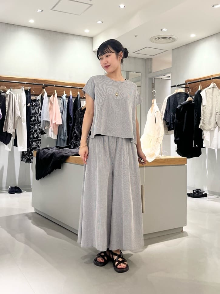 151cm ストレート イエベ秋
サッカー生地で涼しく着れるセットアップ。

細めストライプなので、
柄物が苦手な方でも挑戦しやすいです◎

トップスは低身長でもバランス良く着れる丈感、
ボトムはサイズ展開があり、0サイズ着用。

151cmで足首の見えるすっきりとした丈感でした。

一見スカート見えしますが、実はパンツ。
スカート派の方にもおすすめです。