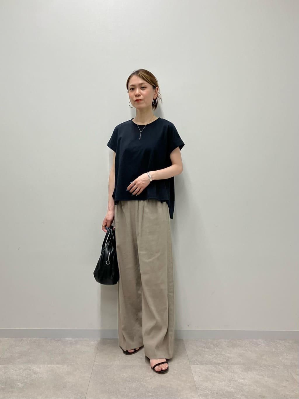 155cm ウェーブ イエベ秋
前後差があり、インせずにスッキリ着れる着丈です◎
フレンチスリーブで程よく二の腕もカバーできます✨️

ストレッチの効いたワイドパンツは広がりすぎずにスッキリ見えします！
