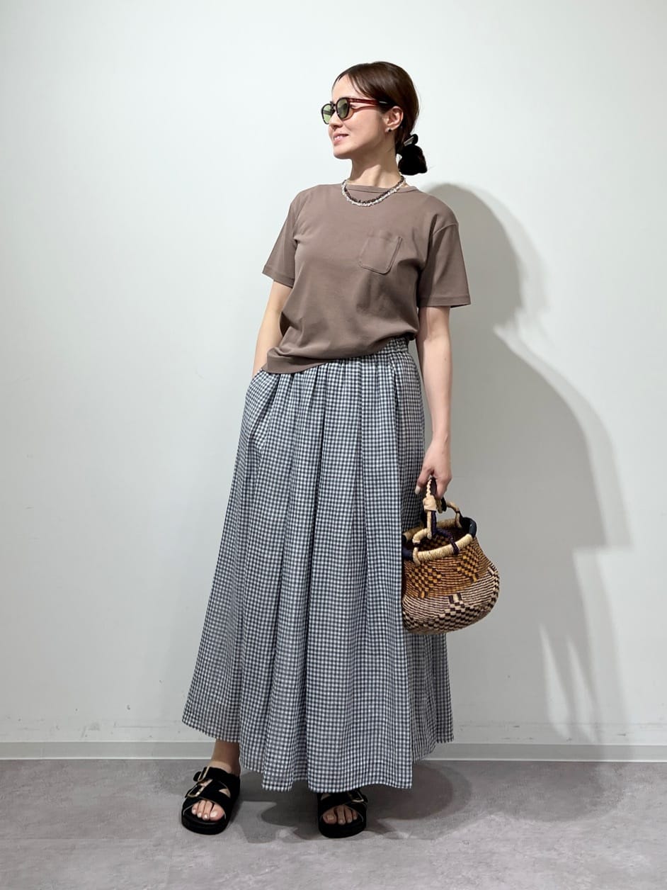  【　コンパクトポケットＴシャツ　】
普段サイズ：M　/　着用サイズ：M(ワンサイズ)
薄手でややシャリ感があり、いつもと少し異なる素材感のTシャツです。シンプルなので着回し力の高い一枚。
ややコンパクトなサイズ感ですが、伸縮性に優れていて気楽に着られるところもポイントです。

 【　ラミーチェックボックスタックスカート　】
普段サイズ：S、M　/　着用サイズ：サンプル着用
※サンプルは製品に着丈のみ約＋４㎝したサイズ感です。
麻素材の中でも特に清涼感のあるラミー素材のスカート。シアー感があるほど軽い素材ですが裏地が付いているので安心してお召いただけます。
ウエストはぐるりゴム仕様のプルオンタイプで、いつものMサイズよりもウエスト周りはややゆとりがありリラクシーなサイズ感です。
