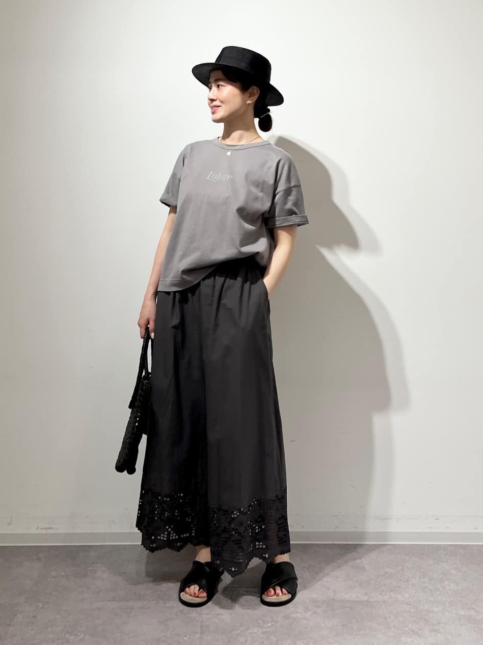  【　プリントロゴＴシャツ　】
普段サイズ：M　/　着用サイズ：M(ワンサイズ)
柔らかく優しい肌触りです。薄すぎず程よく肉感があるためグレーは透けず、首元も開き過ぎず、安心感がある大人のTシャツ。
袖丈は肘が出る程度で、全体的にゆったりとしたサイズ感です。

 【　インドシフリーガウチョパンツ　】
普段サイズ：S～M　/　着用サイズ：M(ワンサイズ)
インドらしい軽くてナチュラルな手触りと清涼感がある綿素材のパンツです。裏地もコットン素材で安心感があり、かつ涼しくお召いただけます。
ぐるりゴム仕様のプルオンタイプなので非常にリラクシーで、サイズを問わずおすすめしたいアイテムです◎裾のスカラップが程よく効いていて、Tシャツとのシンプルなスタイリングも華やかに見せてくれます。
