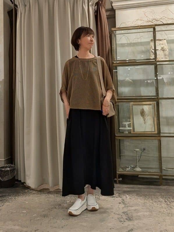 164cm ウェーブ イエベ秋
【ワンピース】1サイズ着用
肌離れの良いサラサラの生地感で、真夏でも快適に着られそうです。
スルンと落ち感がありマキシ丈ですがボリュームが出ずにスッキリ見えます！　
シワになりにくい素材なのでご旅行用にもピッタリです。
シンプルなデザインなので羽織るもので雰囲気変えられて着回し力の高いアイテムです。
164,cmで足首の見えるくらいの着丈です。

【トップス】
メッシュだけど、大人の着られる上品な雰囲気です！
透けすぎてないので安心感がありました。
素材も柔らかく若作りっぽくならないのでおすすめですよ。
インナーの首開きが小さいので、安心感ある着心地。
二の腕カバーできる袖丈も嬉しい。

【スリッポン】24.0cm着用
中のインソールに厚みがあり、スタイルアップして見えることはもちろん、足が疲れにくいです。
レザーなのにこの軽さは嬉しい！
いつものサイズを選んで問題なしでした。
足幅広めや甲高の方は、0.5cmサイズアップしても良いと思います。