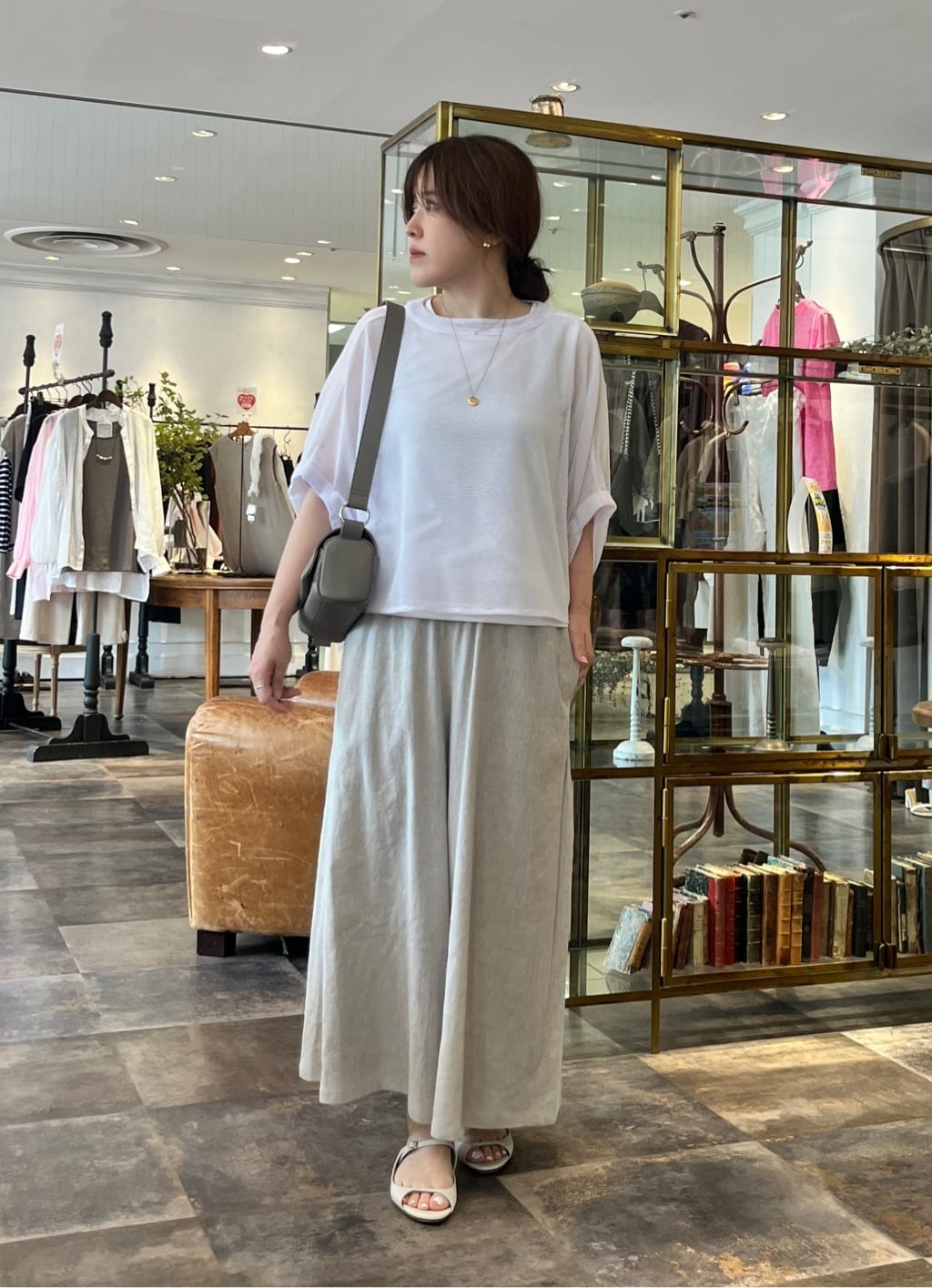 160cm ストレート イエベ春
カラミプルオーバー（ホワイト）

透け感と立体感のあるカラミ素材が特徴のプルオーバー。

ホワイトでものっぺり見えにくく、生地の表情で自然に奥行きが出る印象でした。

実際に着てみると、体から少し離れるようなシルエットなので、気になる体のラインも拾いにくく安心感のある着心地。
軽やかな素材感で、暑い時期もさらっと着やすかったです。

ホワイトでも甘くなりすぎず、大人っぽく取り入れやすい感じも良かったです。

--------------

リネンウエストリブキュロット（ベージュ／1サイズ）

リネン混素材の軽やかさが魅力のウエストリブキュロット。

ベージュも黄みが強すぎないので、ホワイト合わせでもやわらかくまとまりやすい印象でした。

実際に履いてみると、スカート見えするようなシルエットで下半身のラインを拾いにくく、ラクな穿き心地。
ウエストリブなので締め付け感も少なく、暑い時期にも取り入れやすかったです。

--------------

ミニボディバッグ（トープ）

やわらかいトープカラーが、ホワイト×ベージュコーデに自然になじむミニボディバッグ。

全体をやさしい印象でまとめつつ、ほどよく引き締めてくれるバランスでした。
斜めがけにすることで視線も上がり、コーデに軽さが出やすかったです。

--------------

ホワイト×ベージュでまとめた、軽さのあるリラックスコーディネート。

実際に着てみると、
・カラミ素材で自然に表情が出る
・ホワイトでも膨張して見えにくい
・キュロットで下半身のラインを自然にカバー
・トープ小物でやわらかくまとまる

と、淡色でも甘くなりすぎず、大人っぽく着やすい組み合わせでした。

“涼しく着たいけど、のっぺり見えは避けたい”
そんな時にも取り入れやすいコーディネートです。