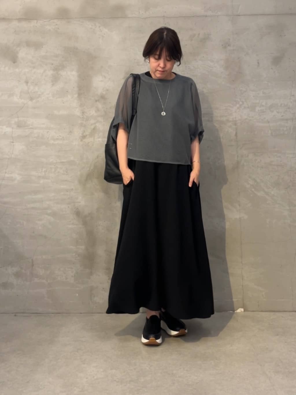 160cm ストレート イエベ春
トップス:
さらっと涼しく、でもちゃんと上品。
カラミ織のプルオーバーは、
透け感が絶妙で、見た目も着心地も◎
インナー付きだから、
透けるのはちょっと…な人にも安心です✨
今回はトップスのみ使用
トップスは肘側の留めをしていないので
ふわっと丸いシルエットになるところも
素敵なデザイン


黒ワンピース×グレーのトップスで、
シックな重ね着スタイル。
足元は白ソールのスリッポン、
片肩にラフにレザーリュックをかけて。

「頑張ってないのに、ちゃんと素敵」に見えるのがこの組み合わせのいいところ◎