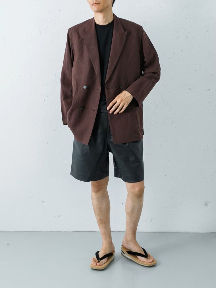 アウターは、「new basic」のシルクリネンダブルシャツジャケット。ブラウンの上品な光沢とリネンの清涼感が、大人のリラックスした色気を醸し出します。
ボトムスには、クラシカルなディテールと重厚な質感が目を惹くバッファローカーフのグルカショーツをセレクト。