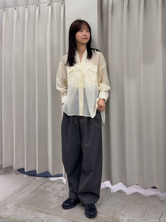 人気のシャツに新色です！！
ボトム選ばないので着回しもできます。