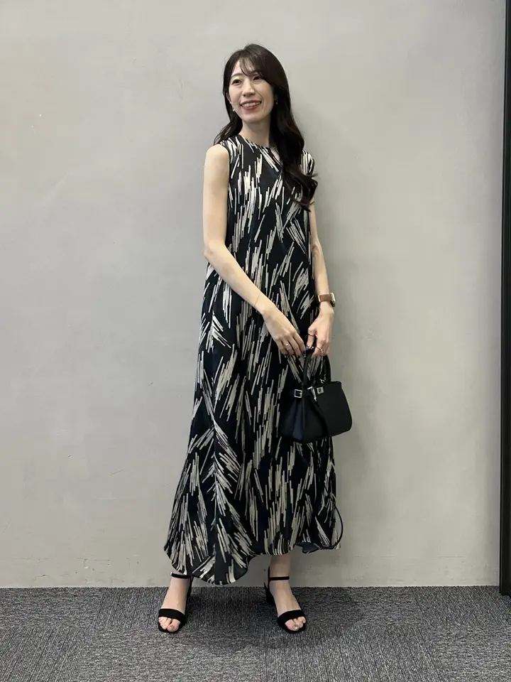 コーディネート身長 170cm

WEB限定のノースリーブワンピース♩

ICBらしいプリント柄でグッと華やかな印象に◎
動くたび軽やかに揺れるフレアシルエットで
エレガントな雰囲気もプラス！

お出かけはもちろん、ディナーやリゾートなど
様々なシーンで活躍してくれますよ^_^

※着丈の長いSTサイズを着用しております

スタッフ着用サイズ
■ワンピース【ST/Mサイズ相当】

※サンプルを着用しております