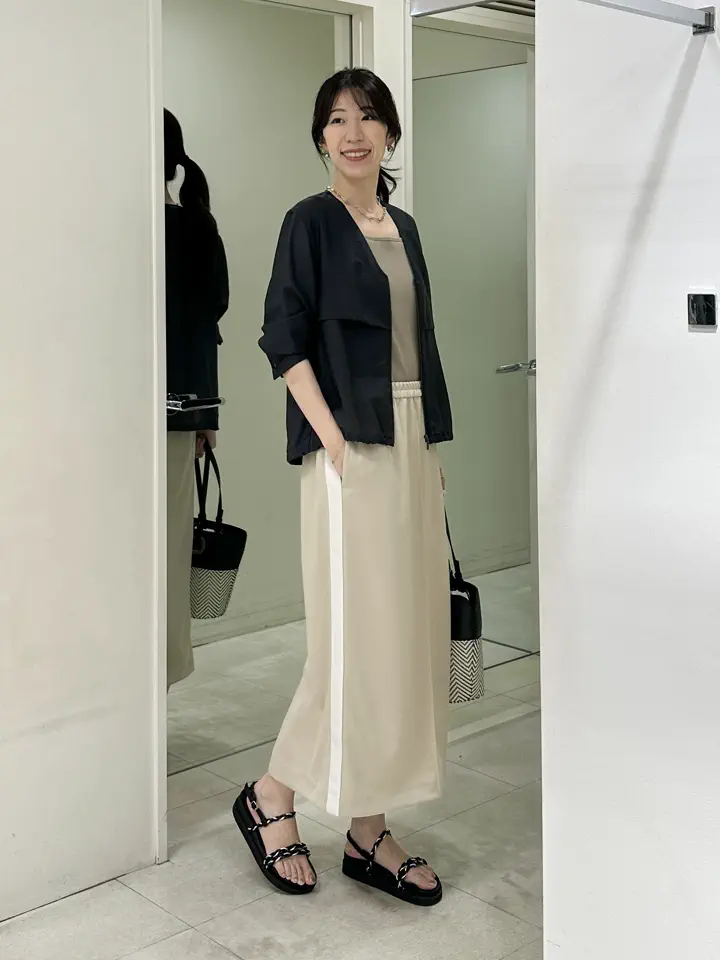 コーディネート身長 170cm

大人のきれいめカジュアルコーデ♩

ライン入りスカートで
程よくスポーティーな印象に^_^

ブルゾンは裾に絞りが付いているので
絞ってふんわり着ることもできますよ◎
(今回は絞らずすっきり着てみました！)


スタッフ着用サイズ
■ブルゾン【4/Mサイズ相当】9号
■カットソー【S/Mサイズ相当】
■スカート【S/Mサイズ相当】