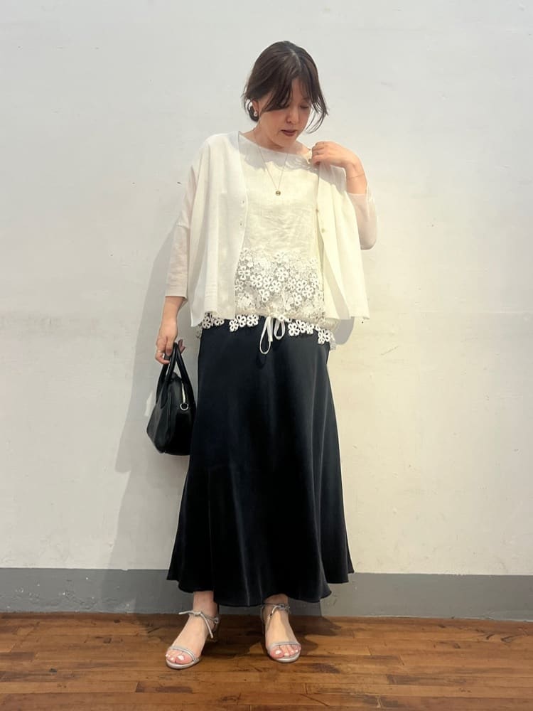 160cm ストレート イエベ春
シアーサラッとカーディガン（ホワイト）
軽くてさらっとした着心地で、
羽織るだけで抜け感が出る一枚。

シアー感があるから重ねても重くならず、
白でも軽やかに仕上がります。

冷房対策や日よけにも使えて、
つい手に取りたくなるカーディガン。

--------------

裾レースリネンブラウス（アイボリー）
裾の立体レースがポイントで、
シンプルなのにしっかり華やか。

アイボリーだからレースもなじみやすく、
“頑張りすぎてないのに素敵”が叶います。

気になるお腹まわりも自然にカバーしてくれる、
安心感のある一枚。

--------------

バックテールスカート（ブラック／1サイズ）
前後差のあるシルエットで、
動きが出て軽やかに見えるスカート。

ブラックで全体を引き締めて、
トップスのやわらかさをしっかり引き立ててくれます。

--------------

ラウンドミニボストンバッグ（ブラック）
コンパクトながらしっかり入るサイズ感。

ブラックでコーデを引き締めつつ、
丸みのあるフォルムでやわらかさもプラス。

--------------

やわらかく見せたいけど、
ぼやけるのは避けたいときに。

アイボリーのブラウスにホワイトのカーディガンを重ねても、
シアー感があるから重くならず軽やかに仕上がります。

裾のレースでしっかり華やかさも出るから、
シンプルになりすぎないのも嬉しいところ。

ボトムとバッグはブラックでまとめて、
全体をきゅっと引き締めてバランスよく。

頑張りすぎてないのに、ちゃんと素敵に見える。
こういう重ね方は、つい頼りたくなります。