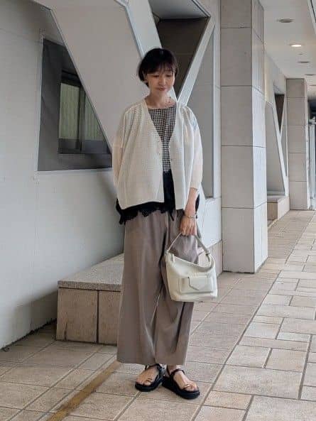 164cm ウェーブ イエベ秋
【ブラウス】
チクチク感のない柔らかい着心地です。
身幅もたっぷり、ヒップもしっかり隠れる安心感のあるデザイン。
シンプルになりがちな夏のコーディネートが着るだけで華やぎますよ。お出かけに気分上がりますね♪
モノトーンコーデでまとめると子供っぽくならないです。

【カーディガン】
前後差があり、どんなアイテムにも好バランスで着られるデザインです。
シャリ感のある糸で、その名のとおりサラッと快適な着心地です。昨年までの糸よりも軽やかで、真夏も快適に着られそう。
夏の冷房対策にも便利で毎年色違いで揃える方が多い人気シリーズです。

【パンツ】1サイズ着用
麻中心の素材なので真夏もサラッと快適に穿けます。
レーヨンを混紡しており、柔らかくてチクチク感ないのも嬉しいポイントです。
ウエストはリブタイプなのでストレスフリーな穿き心地。
身長164㎝で1サイズは足首あたりのスッキリした着丈になります。

【サンダル】37サイズ着用
程よく厚みがあり、高低差もないので楽な履き心地です。
ストラップ部分がマジックテープ仕様なので着脱しやすいのも嬉しいポイント。
足幅広めの方も大丈夫そうなゆったりな作りです。