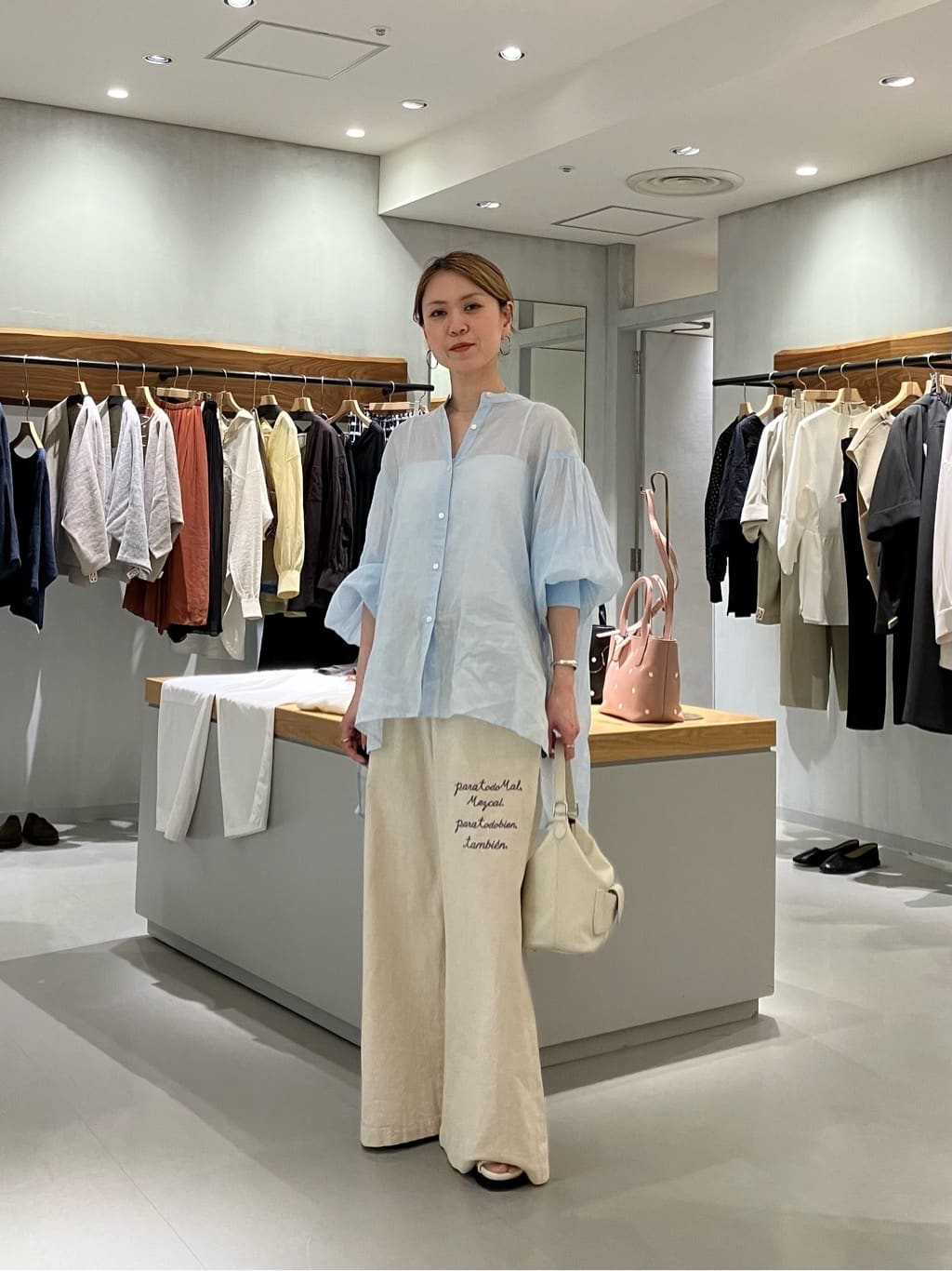 155cm ウェーブ イエベ秋
「すべての悪いことにはメスカル（お酒）を、そしてすべての良いことにもメスカルを」というポジティブで遊び心たっぷりなメッセージを繊細な刺繍で表現したパンツは、シンプルなコーディネートのワンポイントに✨️

夏でも長袖が手放せない冷房苦手さんにもオススメのシャツは、袖口がゴムで引き上げ落ちてこないのが嬉しいポイント◎

【トップス】ラミーソデボリュームシャツ
【パンツ】ことわざ刺繍パンツ
【バッグ】《本革》フロントポケットBag
【シューズ】トゥリングサンダル