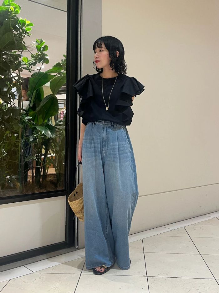 ・トップス
ボリュームたっぷりのフリルデザインが魅力。
フリルの部分は程よく二の腕をカバーしてくれるので、がっつり腕が見えなくて安心です。

・パンツ
152cmで36を着用してます。
コンパクトなトップスと合わせると、低身長さんでも驚くぐらい脚が長く見えます。