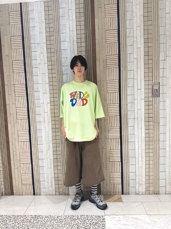 カラフルなボディにカラフルなロゴ、とてもキュート。サイズ感も相まってショーツと凄く相性が良いです。
最後にSALOMONなんて履いちゃったらもう夏のカジュアルキュートコーデが完成します。
