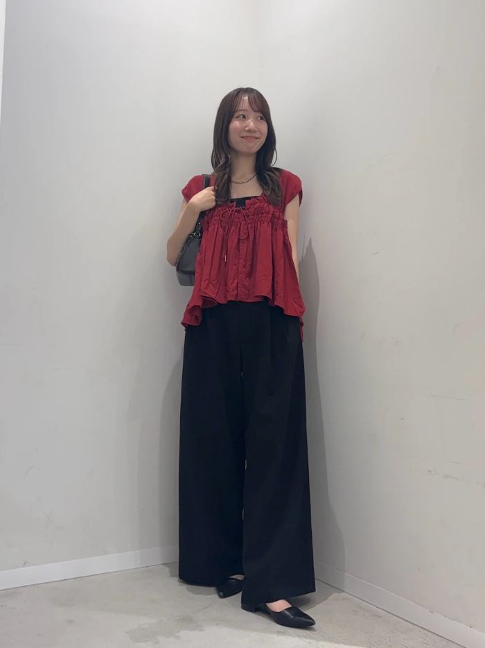 店頭でも人気のシャーリングビスチェ！！
胸元の細リボンがポイントになっており、
レイヤードするのにピッタリのアイテム！！