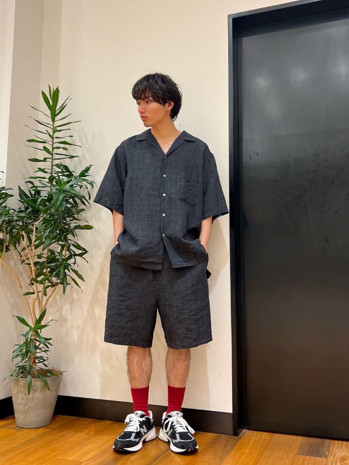 上下ともに、リネン素材なので夏でも涼しく着用していただけます。
リネンの中でもハリがあり、セットアップとして着用した時にかなり決まります。