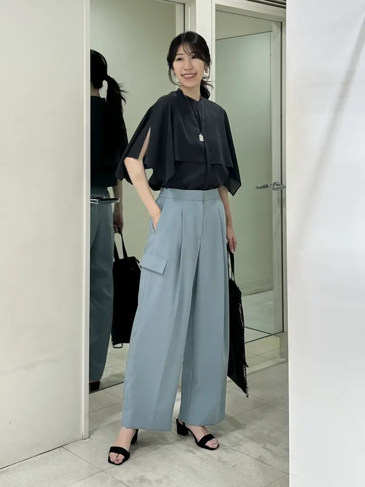 コーディネート身長 170cm

着映えが叶うブラウスが登場♩

一枚で華やかに決まるので
シンプルコーデも今っぽくおしゃれ見え！

ケープのようなハンカチーフスリーブで
二の腕をふんわりカバーしつつ
軽く涼しい着心地が叶いますよ^_^

全てインして
メリハリのあるスタイルにまとめました◎


スタッフ着用サイズ
■ブラウス【4/Mサイズ相当】9号
■パンツ【4/Mサイズ相当】9号