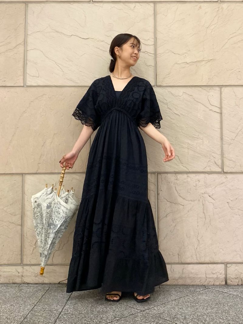 ROSSOのインド綿ワンピース
全身に施された刺繍とボリュームたっぷりの生地が本当にドラマティックでときめきます。
動くたびに揺れる生地と、少し足首が透ける感じが素敵です。
162cmでマキシ丈です。ぺたんこシューズでも大丈夫！
小柄さんはぜひ厚底のシューズで合わせてください！