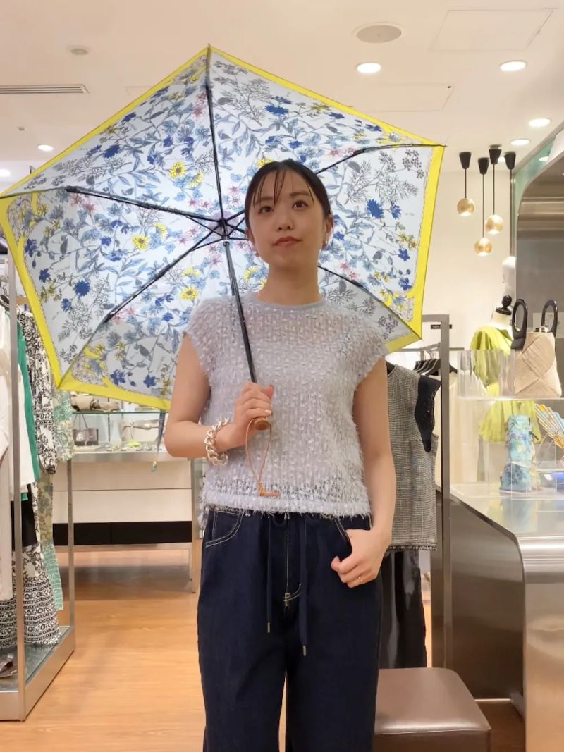 manipuriの晴雨兼用折り畳み傘
大人気のこちらのシリーズの中でもこの柄が1番人気！
華やかだけど程よい爽やかさで夏らしさを加えてくれます！
残り僅かとなっているのでお早めに！！