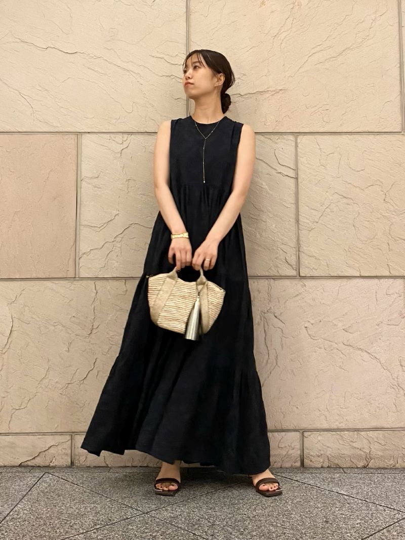 バックスタイルにさりげない抜け感を添えた、印象的なロングワンピース。インド製ならではのナチュラルな綿素材に、同色系の総柄刺繍を施すことで、華やかさがありながらも落ち着いた雰囲気に仕上げました。
インナーが見えにくい絶妙な深さに調整されているため、安心感のある着心地も魅力です。