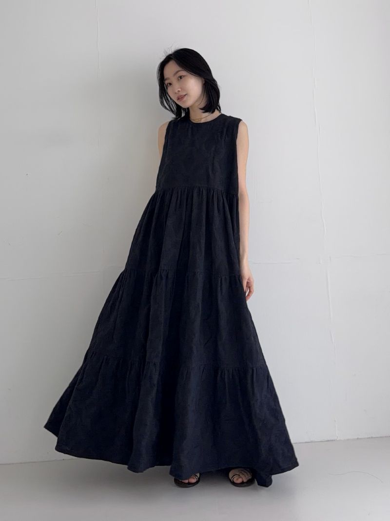バックスタイルにさりげない抜け感を添えた、印象的なロングワンピース。
後ろには程よい開きのバックデザインを取り入れ、抜け感を感じられるバックシャンな一着。
インナーが見えにくい絶妙な深さに調整されているため、安心感のある着心地も魅力です！