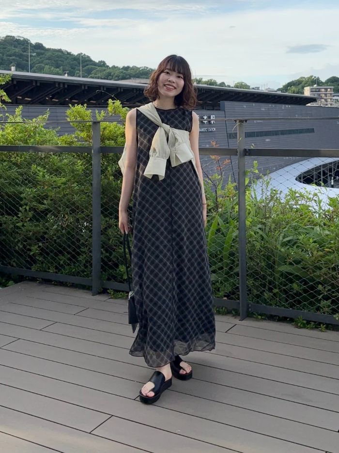 チェックシアーナローワンピースのBLACKを
着用しました～！
パンツと合わせてレイヤードスタイルにしても
とっても可愛いです！！