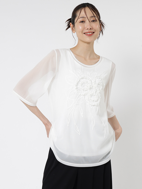 シアー感のあるTシャツは、衿ぐりと袖ぐりがぴったり重なるように計算されたインナータンクトップと合わせて着ることで安心感がぐっと上がります。透け感をより美しくお楽しみいただけるセットアップです。