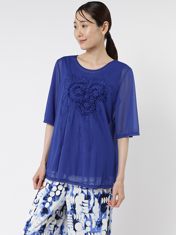 シアー感のあるTシャツは、衿ぐりと袖ぐりがぴったり重なるように計算されたインナータンクトップと合わせて着ることで安心感がぐっと上がります。透け感をより美しくお楽しみいただけるセットアップです。