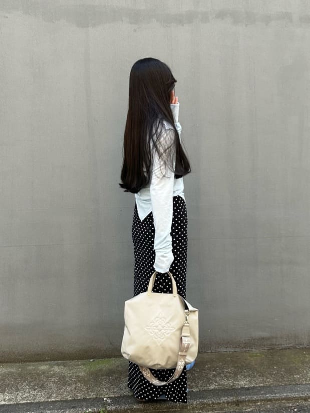 身長：157cm
スリム2WAYトートバッグ(ナイロン)
着用カラー　グレージュ

シンプルになりがちな夏のコーデもモノグラムベルトがほどよくポイントに。
張りのあるナイロン素材ですが、オフィスコーデにもあわせやすいデザインです！