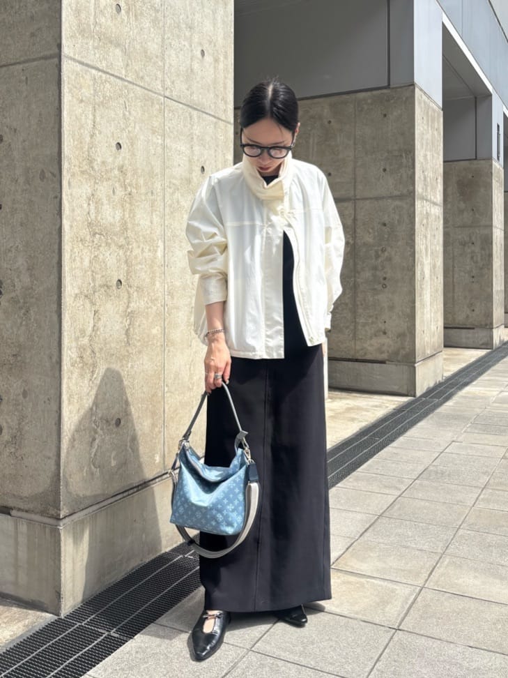 身長：159cm
コンパクトながらも必要な収納力を持ち、日常使いからちょっとした外出まで、幅広く活躍し、どんなコーディネートにも自然に溶け込みます。

ナイロン素材の軽さと耐久性も魅力の一つで、長く愛用できるアイテムです。