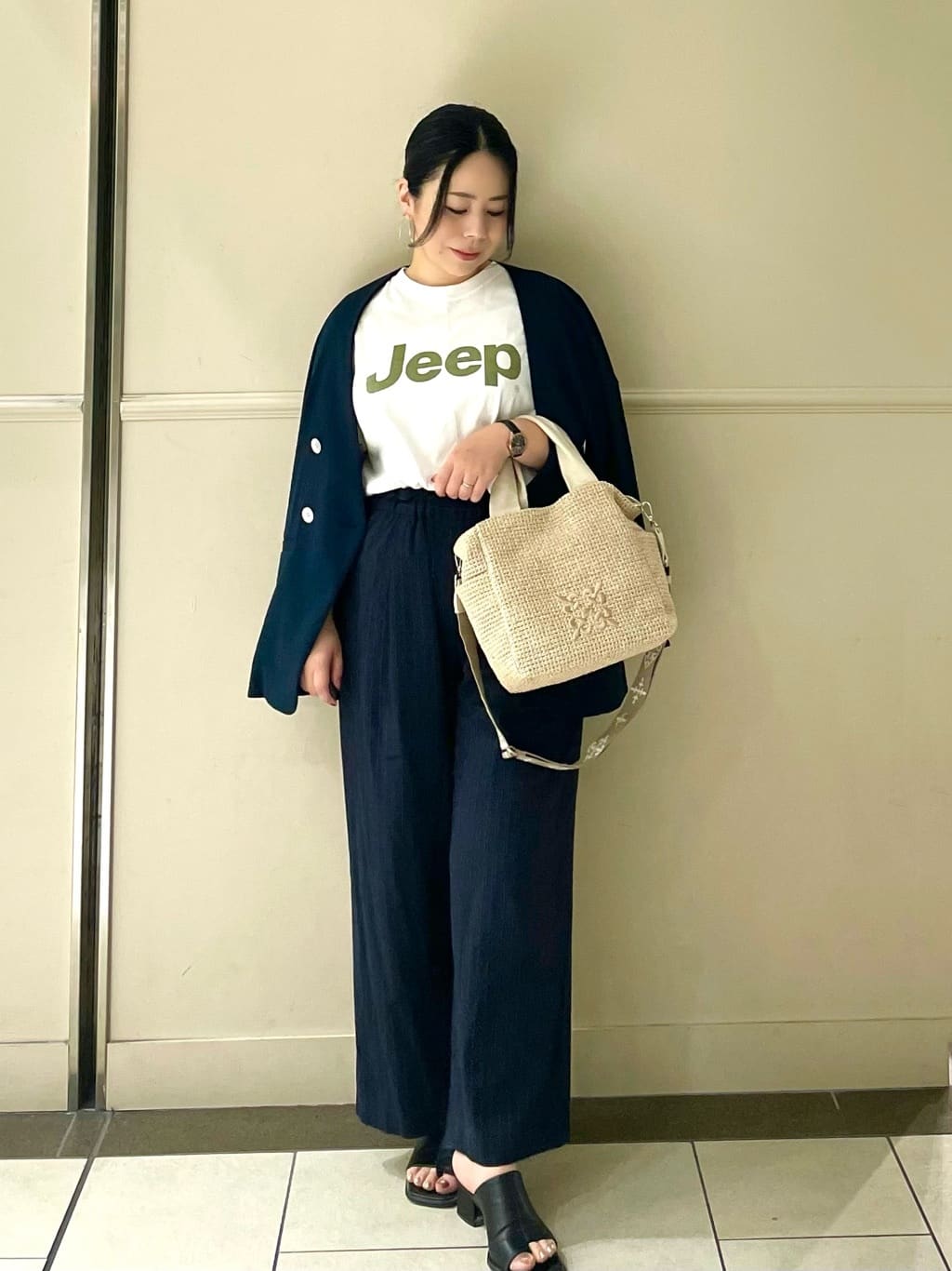 身長：155cm
ラフィアのトートバッグをジャケットスタイルに合わせて抜け感を。
軽くて丈夫なので毎日の通勤にもおすすめ！