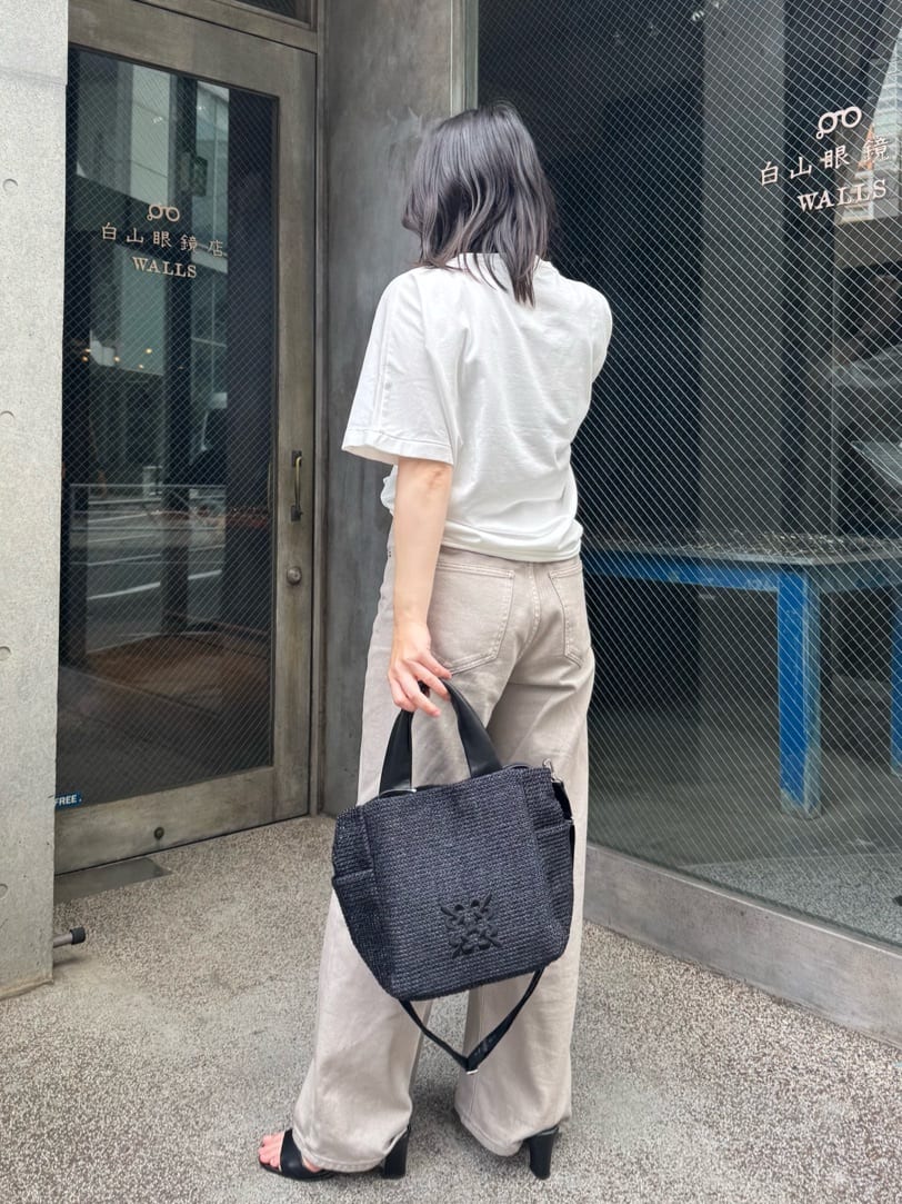 身長：158cm
いつもならブラックレザーのバッグを合わせるところをラフィアに変えるとさりげなく季節感も取り入れられます！
でも色合いはいつものベーシックな組み合わせなので馴染みがあってチャレンジしやすいかと思います！