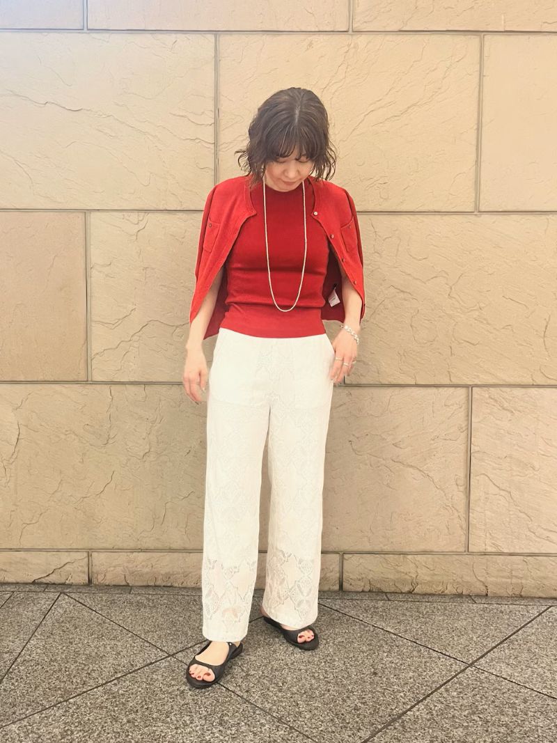 トレンドカラーの赤を取り入れたコーデ。
アンサンブル風にしてみましたが、ニットはカーディガン、トップスとしても着れるので1枚あると大活躍です！