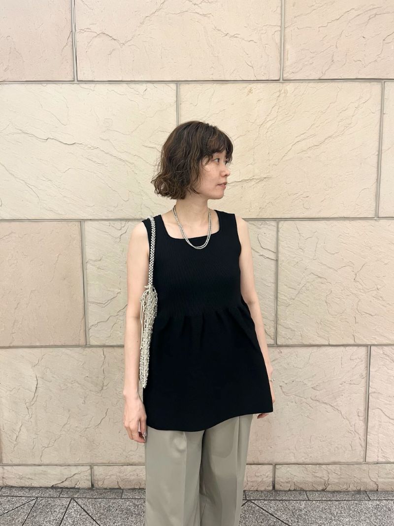 襟元が四角くカットされたデザイン！
デコルテをきれいに見せ、上品で大人っぽい印象を与えます。
裾のふんわり感で女らしさもキープ◎