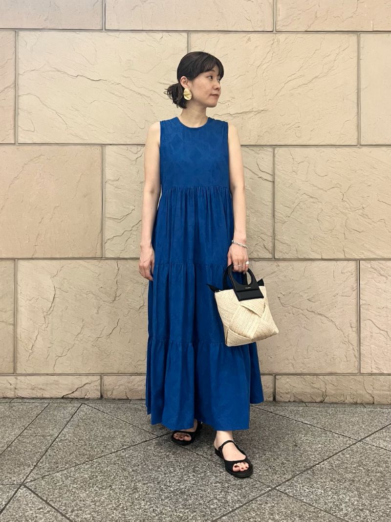 大人な女性にぴったり、刺繍が可愛い凛としたブルーを着てみました。
コットン素材で肌触りもとてもよく、
後姿で抜け感や、程よい色気も感じられる1着です◎

公式アカウントのインスタライブにてご紹介もしていますので、是非アーカイブも参考にみていただけたら嬉しいです！