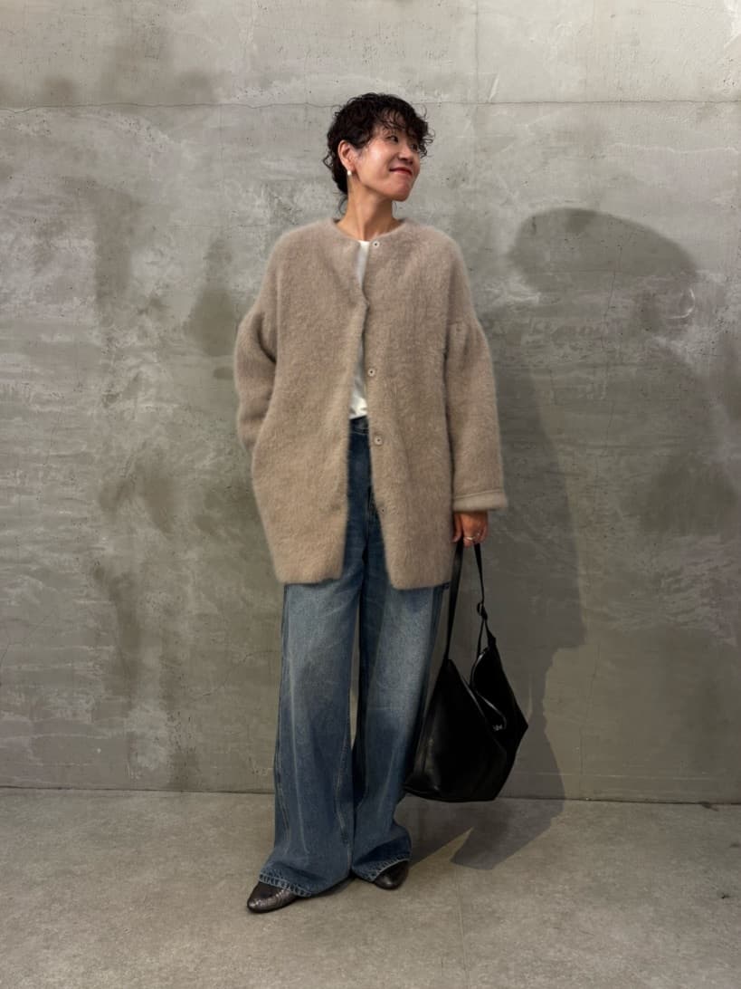 171cm ストレート イエベ秋

【ファーニットコート】
着るとふわっと軽くて、なんだか幸せな気分になります！
ニット素材ながらに裏地が付いているので、風も気に入りにくく、関東ならば真冬も安心できそうな温かさです。
寒ーいところに行く時には身幅もたっぷりあるので、中にお手持ちのインナーダウンを着て頂くのもオススメです。


【刺繍入りワイドデニム】
４サイズ展開　3サイズ着用
ベルト無しで着用しています。
腰回りにも余裕があるワイドストレートのデニム
ウエスト位置が高く、ショート丈のトップスと合わせてもいいし、
ストレートだから、ロング丈の羽織りやトップスと合わせても⭕️
ウエストも大きめなので、私のウエストだとベルトがあってもいいし、なくてもどちらでも大丈夫です。
いわゆるデニムだから伸びたりはしませんが、
腰回りにゆとりがあるから
立ったり座ったりもしやすいです。
