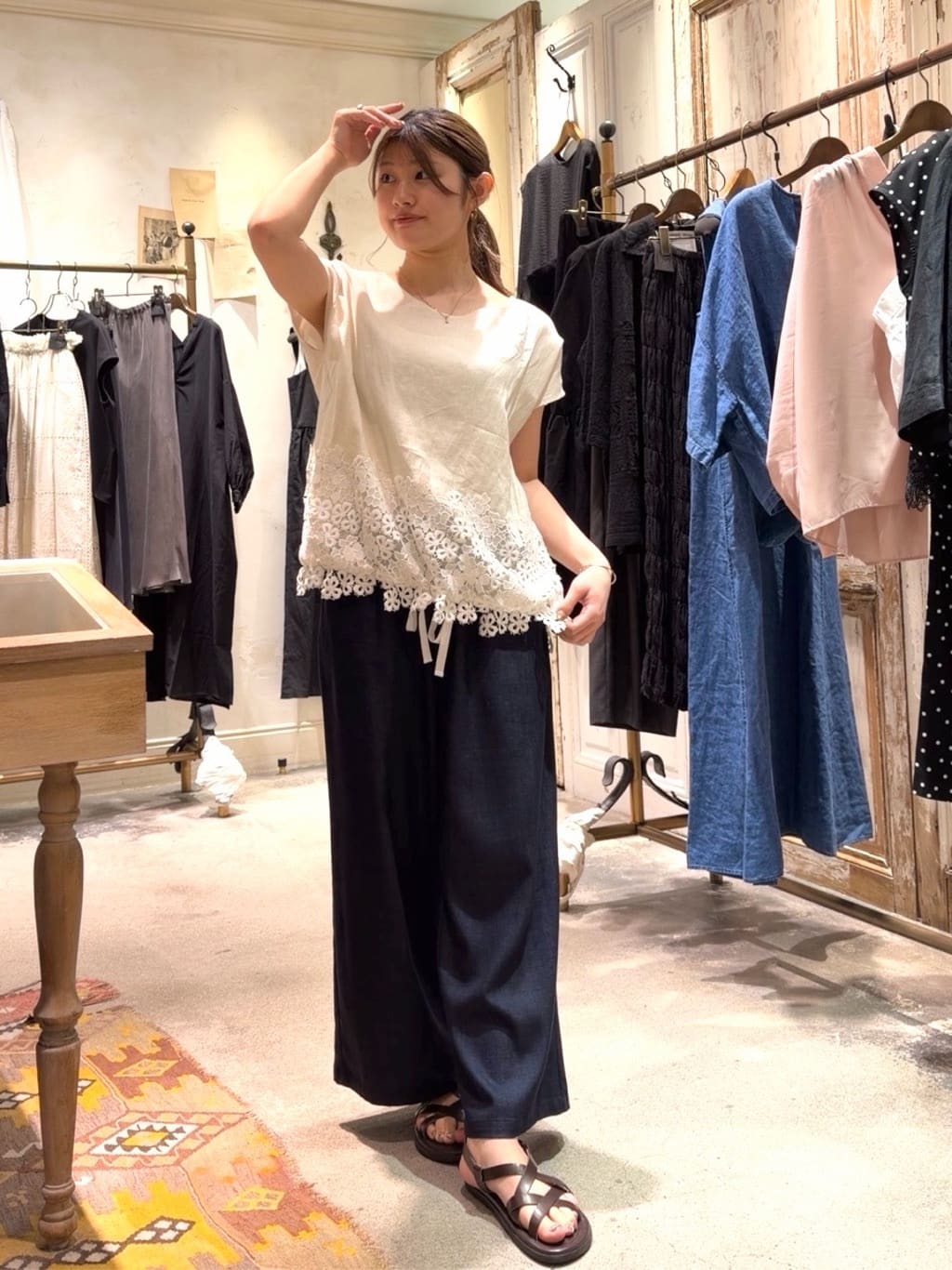 156cm ストレート イエベ秋
【トップス】着用サイズ：F

裾のレースがコーデを一気に華やかにしてくれるビアズリーの定番トップス。

裾のリボンを絞ってお好みのシルエットに変えていただけます。

今シーズンは麻素材で、これからの暑い季節にピッタリです。

【ボトムス】着用サイズ：1

夏は涼しく、冬はタイツ合わせなどで、1年を通して履けるワイドパンツ。

ウエストリブが締めつけ感なく、着心地抜群です。

ワイドパンツなのに落ち感がありスッキリ見せてくれます。

しわが気になりにくいので、ご旅行やお仕事の場面でもお使いいただけます。
