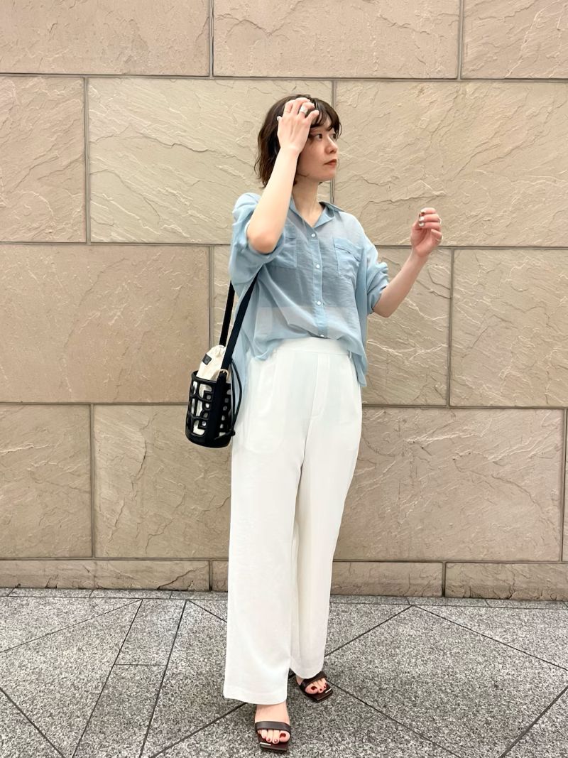 【シャツ】
シアー感が可愛いシャツ。
サラッとした柔らかい素材感と、ゆったりしたサイズで袖口をまくって着るだけで、抜け感を演出できます！

【パンツ】
人気の白いPT！楽だけど、裾もダボダボし過ぎずきちんと感ありでした◎
お仕事〜休みまで幅広く活躍します。