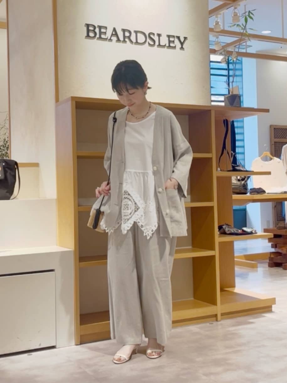 157cm ウェーブ イエベ春
◯コーデのポイント
リネンのセットアップに、大胆なレースが覗く大人のレースコーデにしてみました^^


【ブラウス】
大胆なバテンレースを裾にあしらったブラウス。タンクトップだけど肩の幅も広いので、大人も挑戦しやすいブラウスです。
トップスの中に来て裾から覗かせても可愛いです◎

【ジャケット】
リネンの涼しい半袖ジャケット。
ゆったりで、ストレッチも効くのでリラックスして着れます。
夏の程よいきちんと感が出せるアイテム。
洗えるので汗をかく夏場も安心です◎


【パンツ】1サイズ着用　
大人気のウエストリブシリーズのリネン素材。サラッと涼しい素材です。ほどよいとろみがあり、シルエットをきれいに見せてくれるワイドパンツ。落ち感のある生地が広がりすぎず、すっきりと大人っぽい印象に。ストレッチも効いて、洗えるので使いやすいアイテム。どんなトップスとも相性が良く、デイリーに使いやすい一本です。


【バッグ】
マルコマージの上品なカゴのミニバッグ。
コーディネートのアクセントになり、垢抜けますよ。
旅行などにも重宝するサイズ感です。


【シューズ】36サイズ着用
コルソローマの上品なローヒールサンダル。
足のラインを綺麗に見せてくれます。
レザーが柔らかく靴擦れしにくいアイテムです。普段23.5〜24.0cmを履いていて、36サイズでピッタリです。
横幅や甲高が気になる方は1つサイズを上げるとゆったりと履けるかと思います。

【ネックレス】
2連で黄金バランスでつけられるネックレス。
ブラック×シルバーが洗練された印象を与えてくれます。
程よい長さで、すっきりとした印象なので、コーディネートに合わせやすいですよ◎