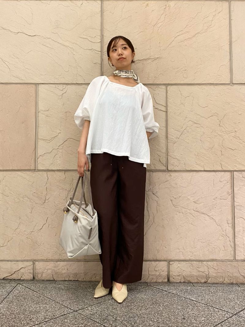 ＜パンツ＞
気負わず着られる快適な穿き心地に加え、自宅で手軽に丸洗いできるイージーケア仕様も魅力。デイリーからお出かけまで幅広いシーンで活躍する万能な一本です！