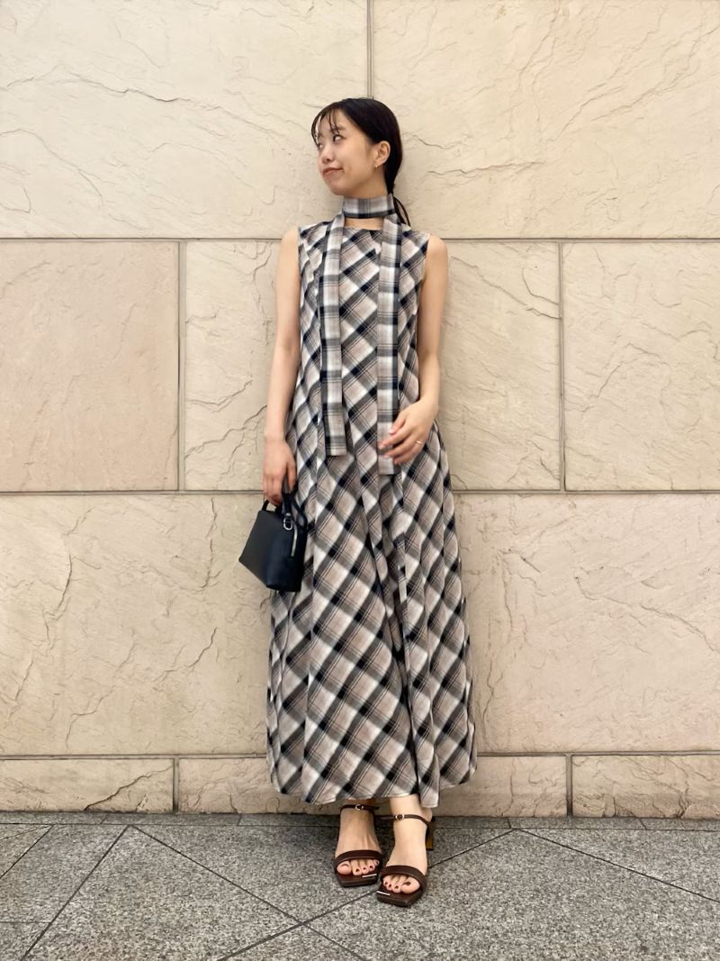 〈ワンピース〉
ROSSOの美シルエットワンピ
骨格ウェーブ大優勝の華奢見えシルエットです！
すっきりコンパクトな上半身と滑らかにくびれるラインが◎
付属のベルトはチョーカーのように首に巻きつけるのがおすすめです！！
