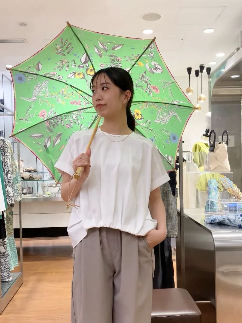 〈傘〉
manipuriの晴雨兼用傘
バンブーとコットンの傘は夏らしさを感じられて
さしているだけでワクワク気分が上がります！
鮮やかなグリーンが目を惹くので
コーデは引き算でOK!