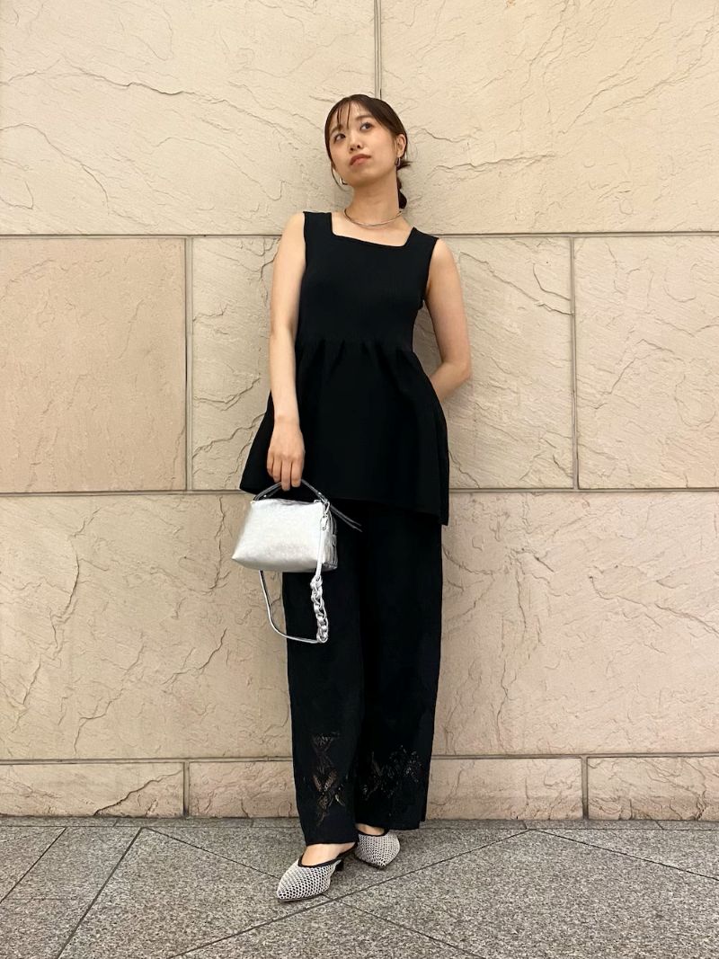 〈トップス〉
ROSSOのペプラムニット
ウエストまではぴったりリブ
下はふんわり広がるシルエットで気になる部分はカバーしてくれるのにめちゃくちゃ華奢に見える！！
少しツヤのある素材なのでブラックトーンで合わせるときちんとした服が求められる予定にも良さそう◎